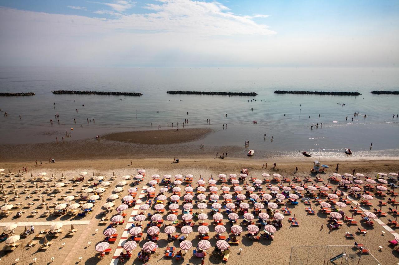 Hotel Majestic Bellaria-Igea Marina Buitenkant foto