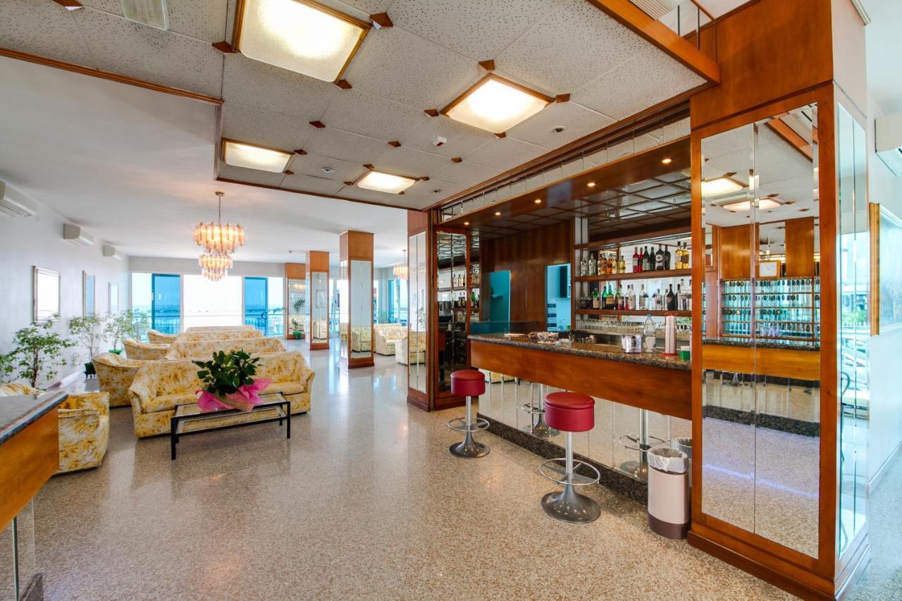 Hotel Majestic Bellaria-Igea Marina Buitenkant foto
