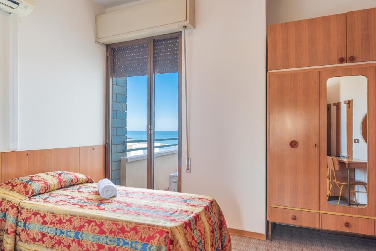 Hotel Majestic Bellaria-Igea Marina Buitenkant foto