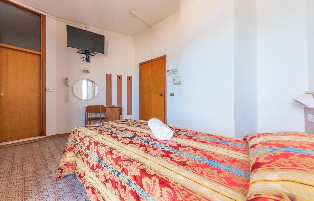 Hotel Majestic Bellaria-Igea Marina Buitenkant foto