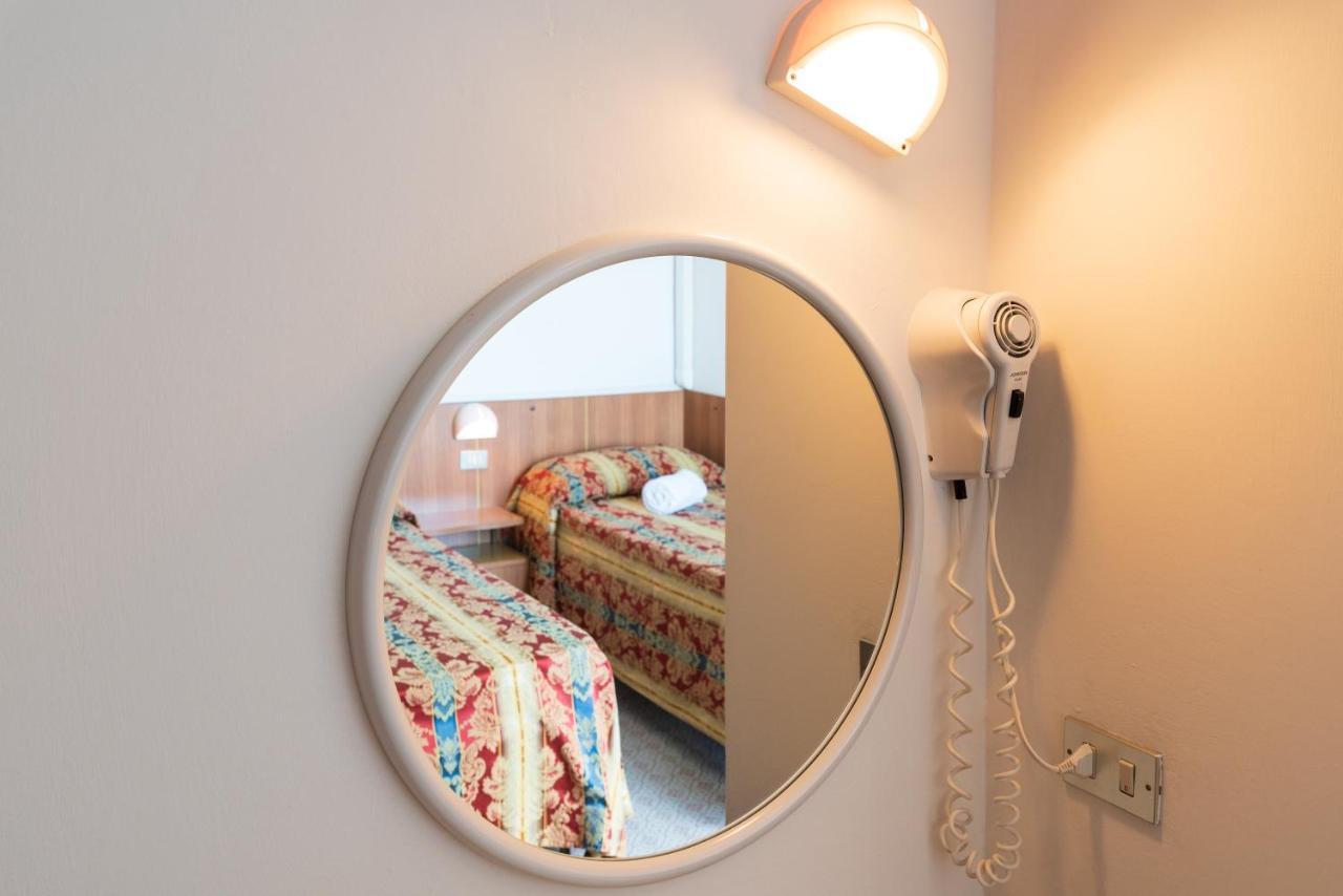 Hotel Majestic Bellaria-Igea Marina Buitenkant foto